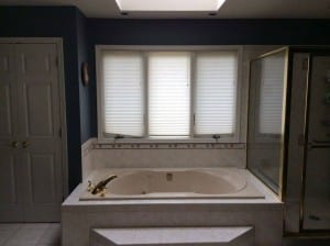 Before_ tub with old tile and gold fixtures Var1